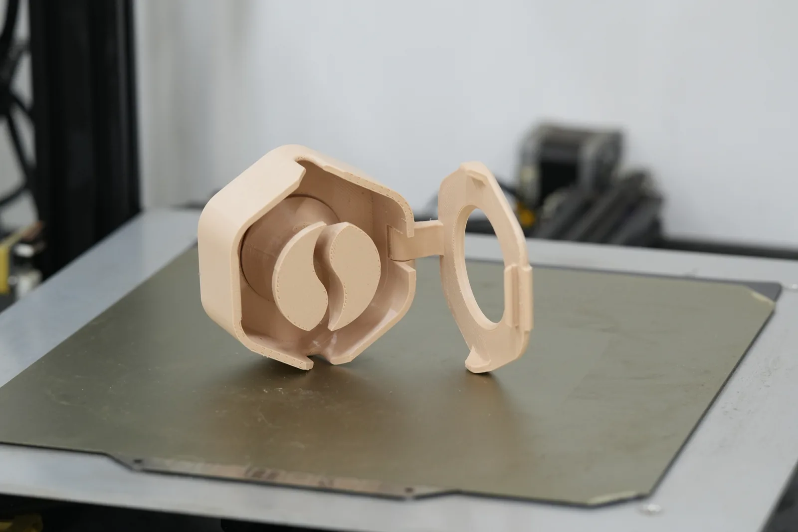 Peça impressa em 3D composta por duas partes com encaixe